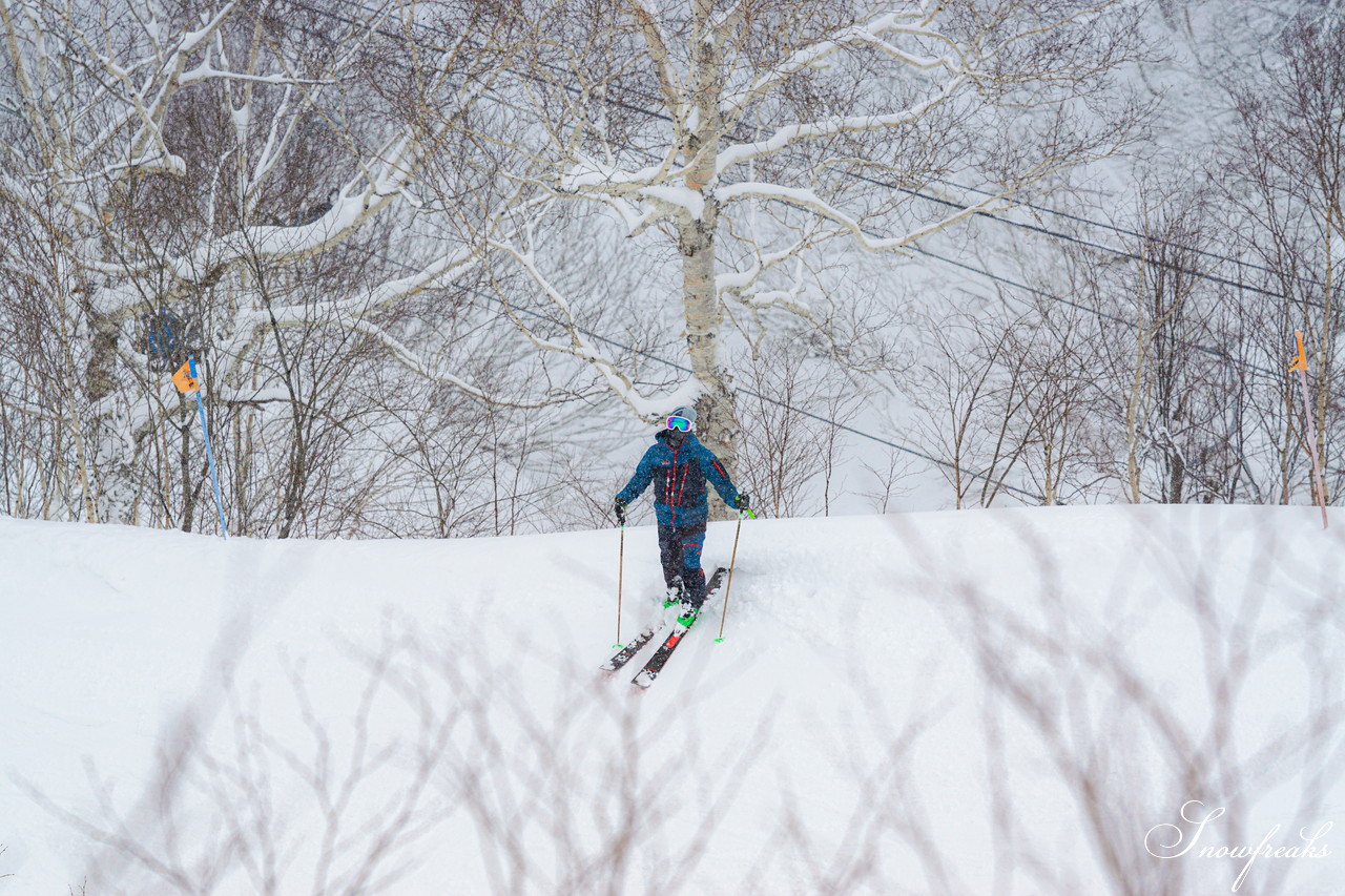 富良野スキー場 待望の山頂エリア『ダウンヒル第３ペアリフト』運行開始！北海道が誇る粉雪の中をプロスキーヤー・谷藤昌司さんが舞う！